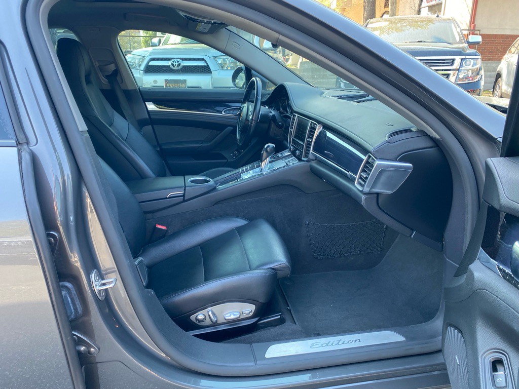 2016 Porsche Panamera Image 41