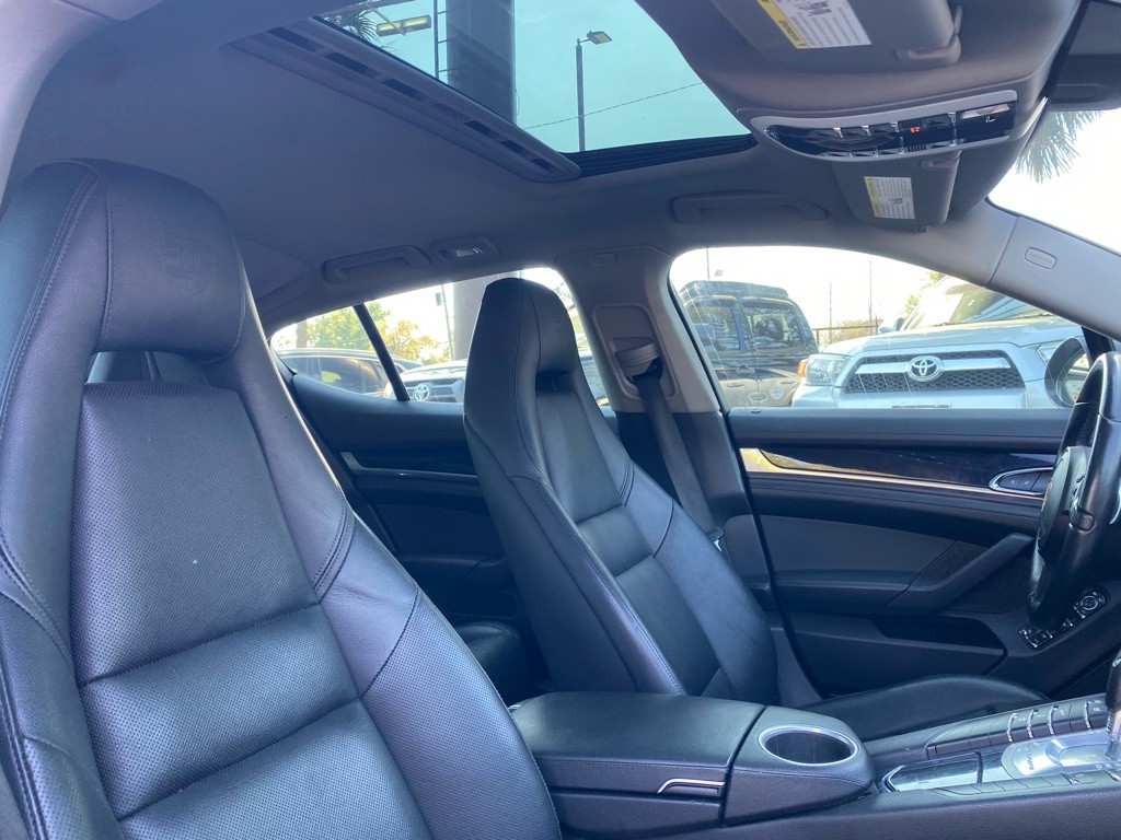 2016 Porsche Panamera Image 42