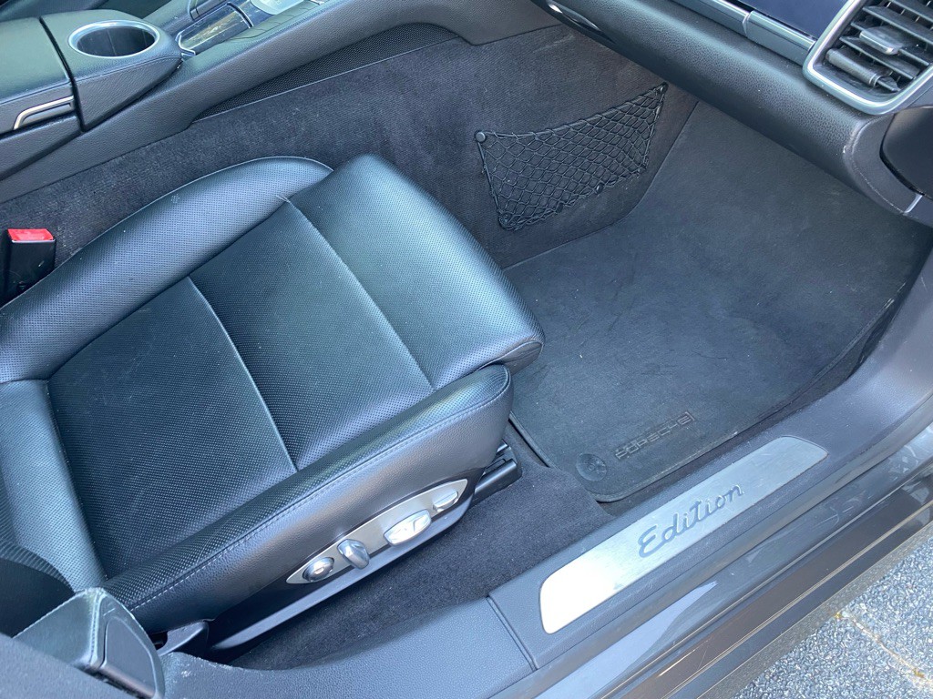 2016 Porsche Panamera Image 44