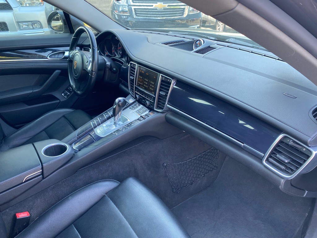 2016 Porsche Panamera Image 45