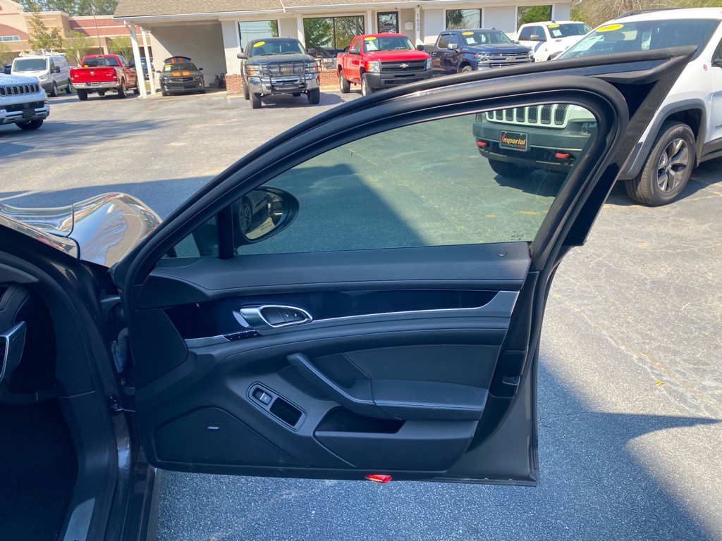 2016 Porsche Panamera Image 47