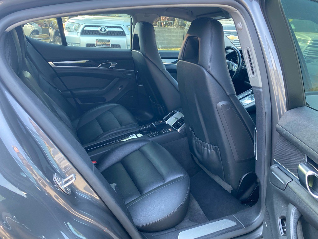 2016 Porsche Panamera Image 48
