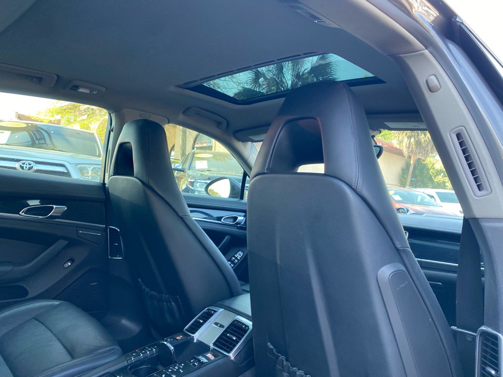 2016 Porsche Panamera Image 50