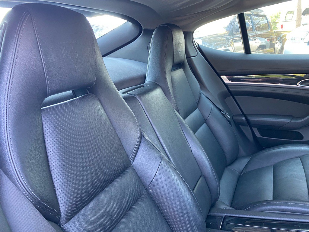 2016 Porsche Panamera Image 52