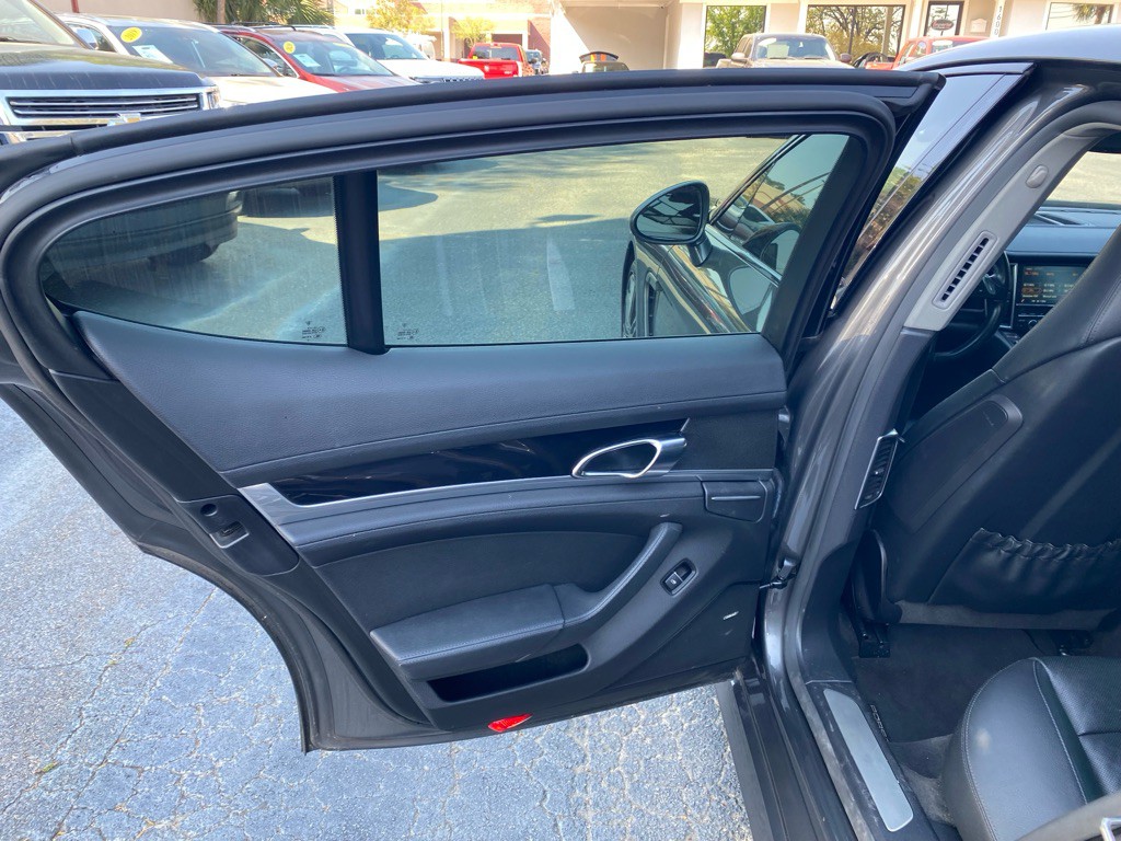 2016 Porsche Panamera Image 70