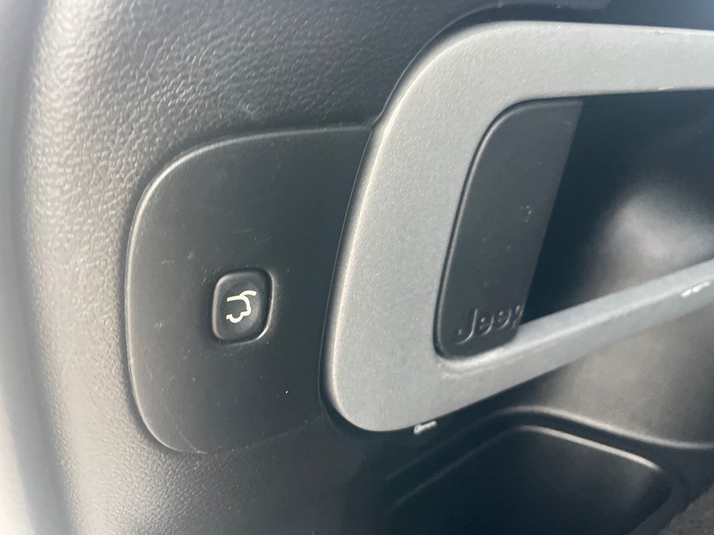 2017 Jeep Cherokee Image 16