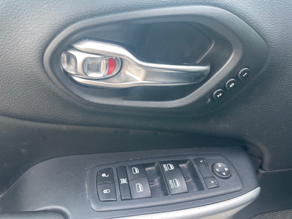 2017 Jeep Cherokee Image 17