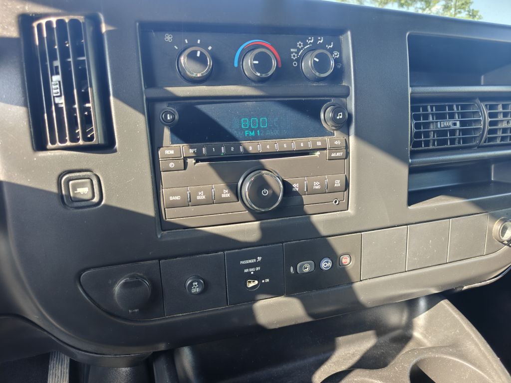 2014 Chevrolet Express Image 18