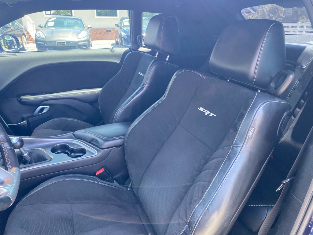 2015 Dodge Challenger Image 32