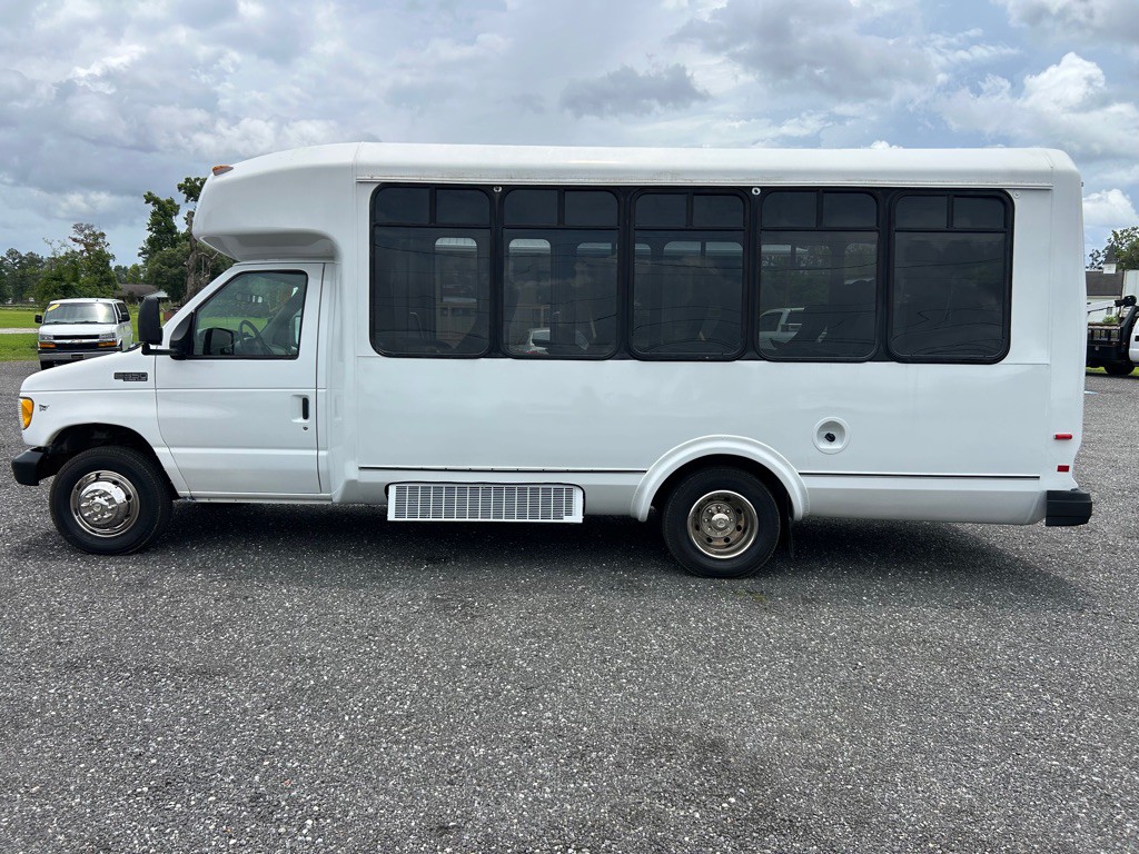 2000 Ford Econoline Image 8