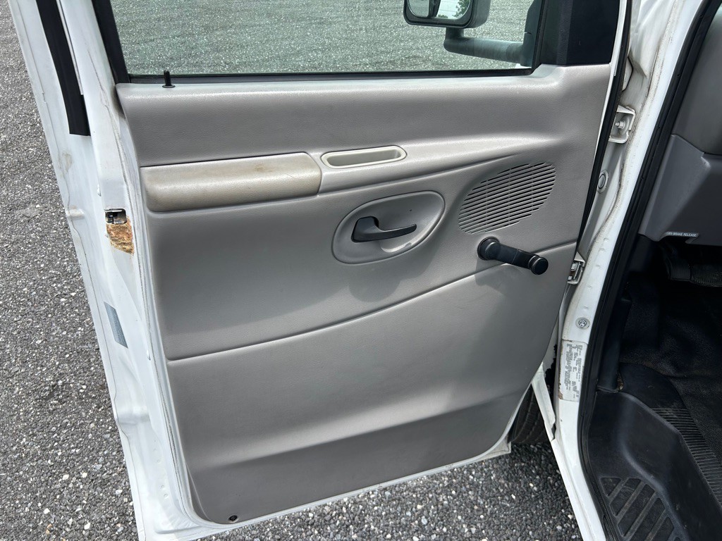 2000 Ford Econoline Image 15