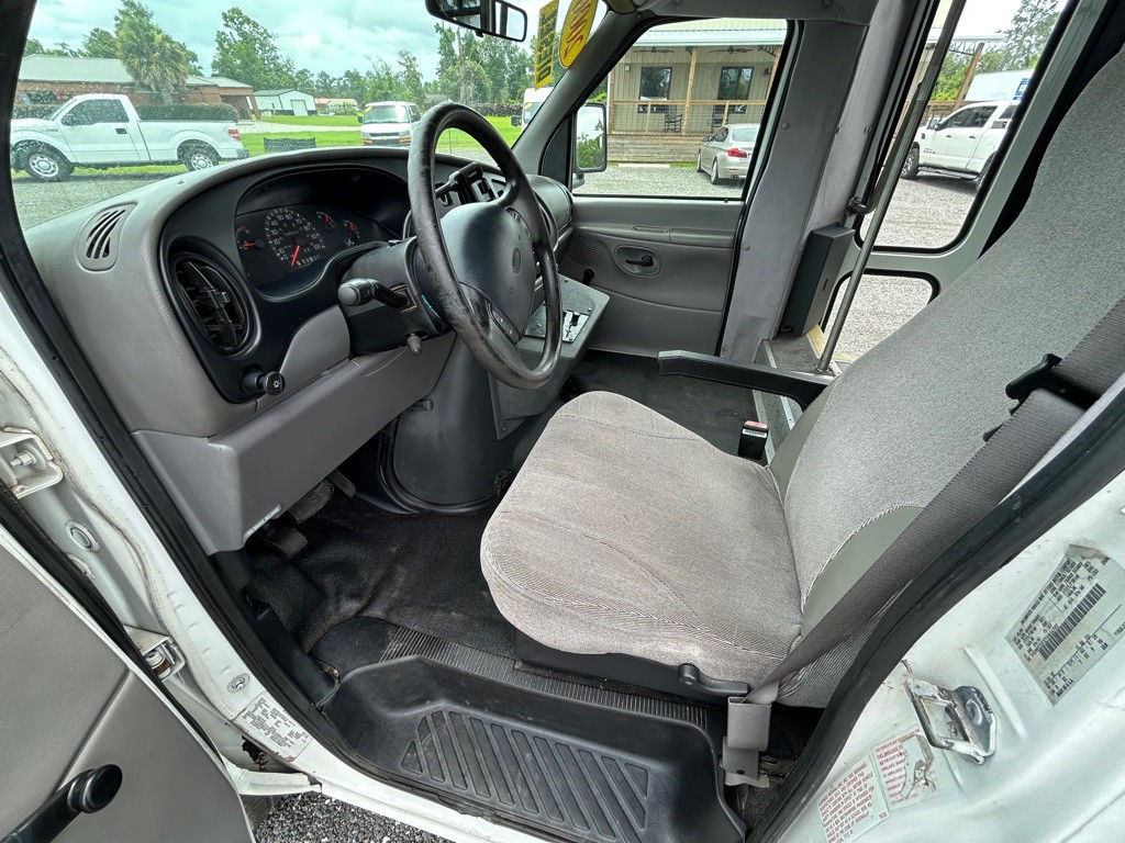 2000 Ford Econoline Image 16