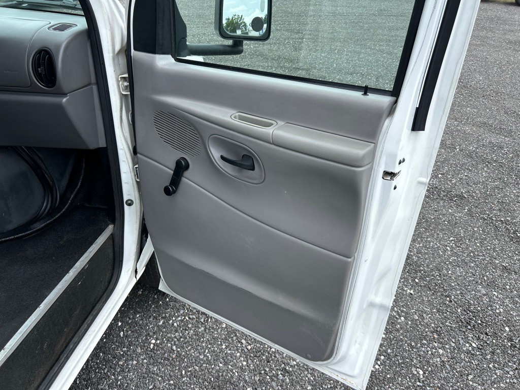 2000 Ford Econoline Image 22