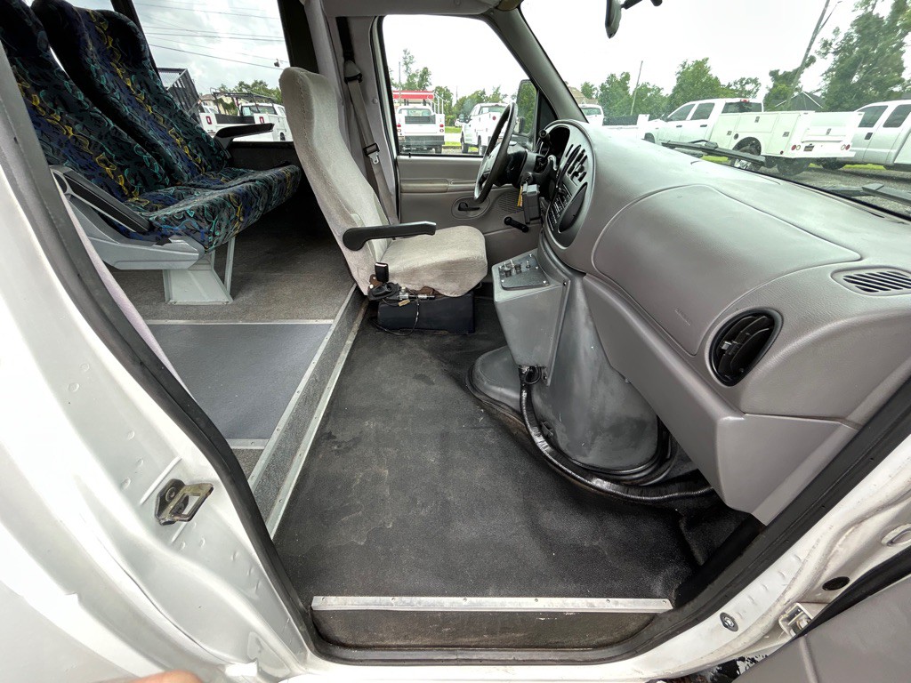 2000 Ford Econoline Image 23