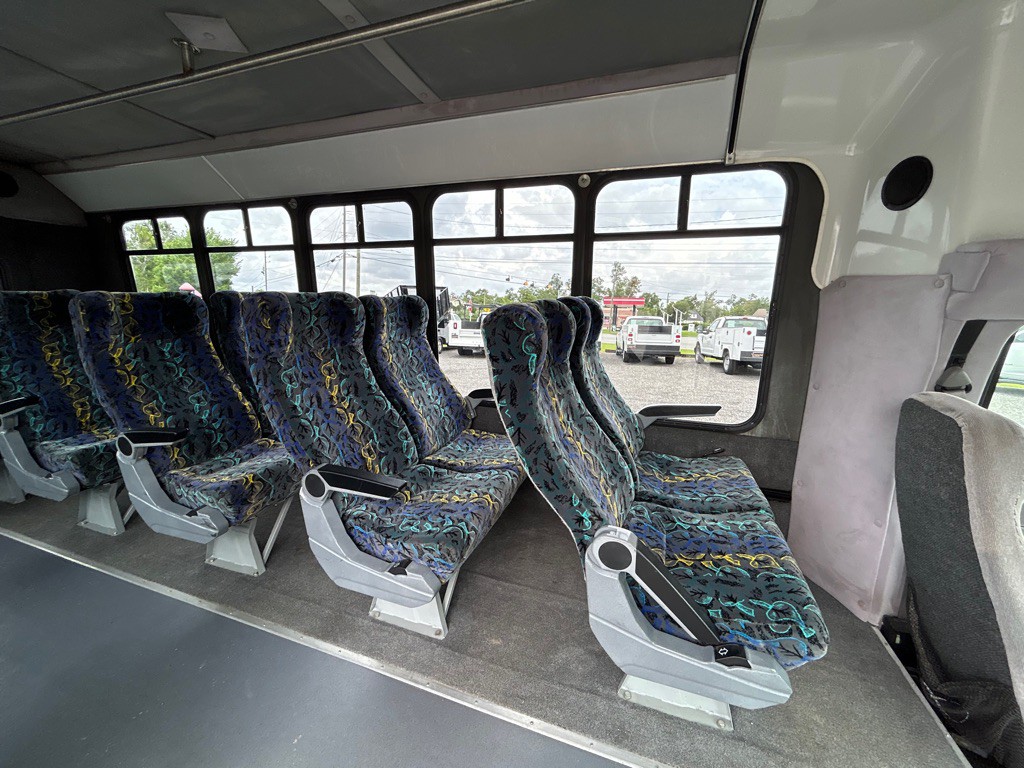 2000 Ford Econoline Image 25
