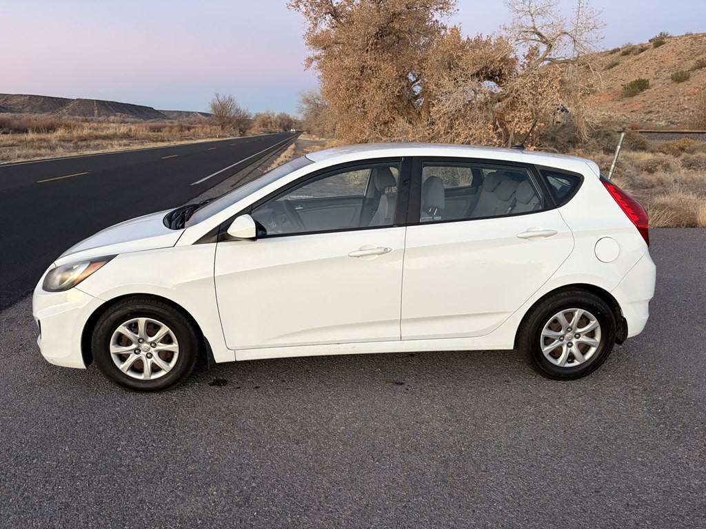 2012 Hyundai Accent Image 4