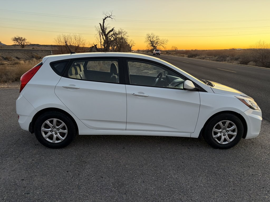 2012 Hyundai Accent Image 7