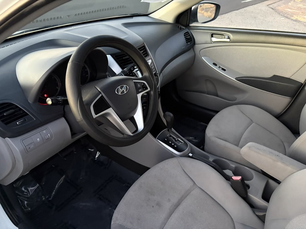 2012 Hyundai Accent Image 8