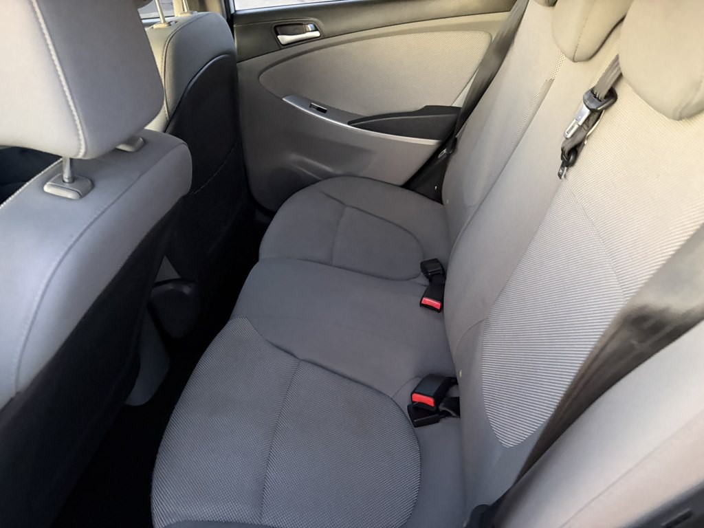 2012 Hyundai Accent Image 9
