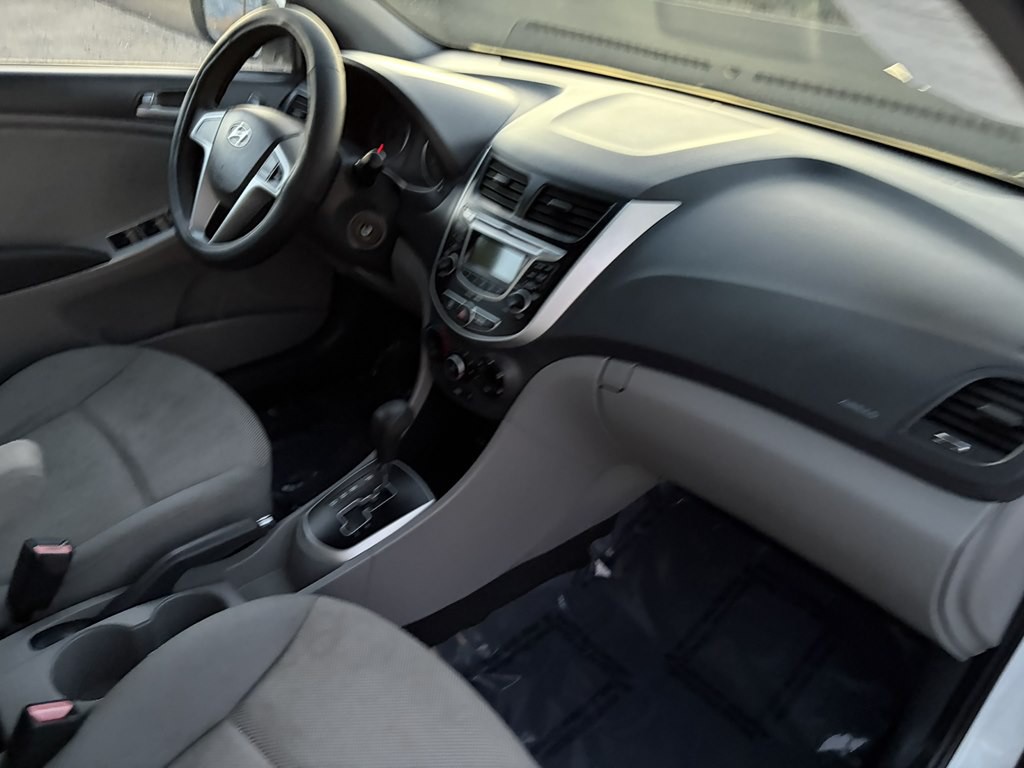 2012 Hyundai Accent Image 11
