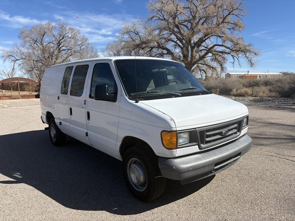 2005 Ford Econoline Image 1