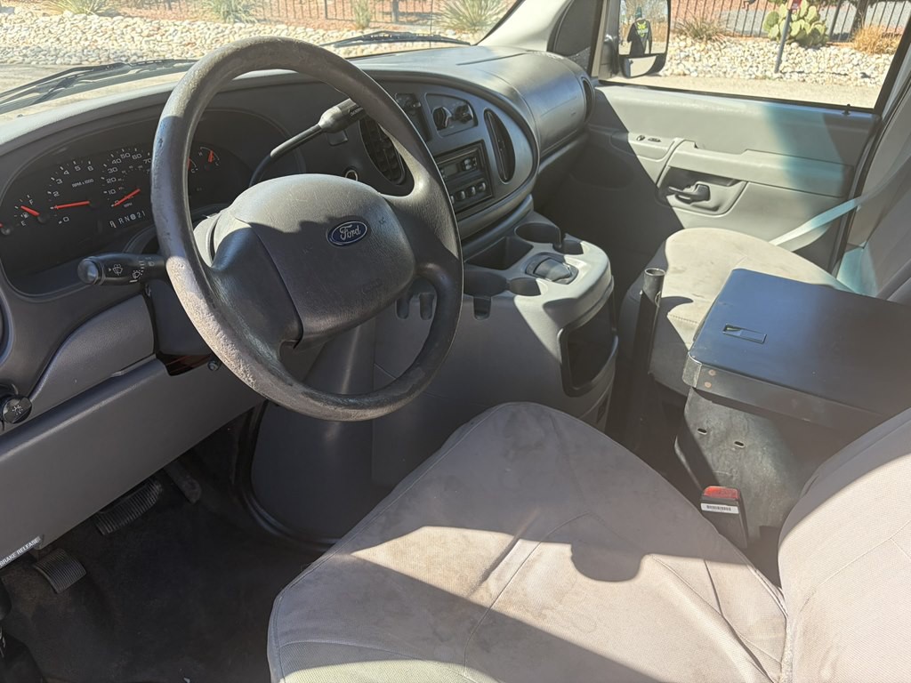 2005 Ford Econoline Image 9