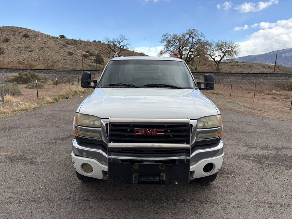 2003 GMC Sierra Image 2