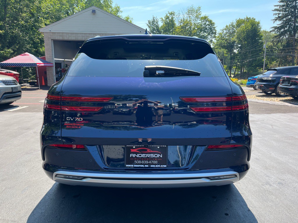 2024 Genesis GV70 Image 10