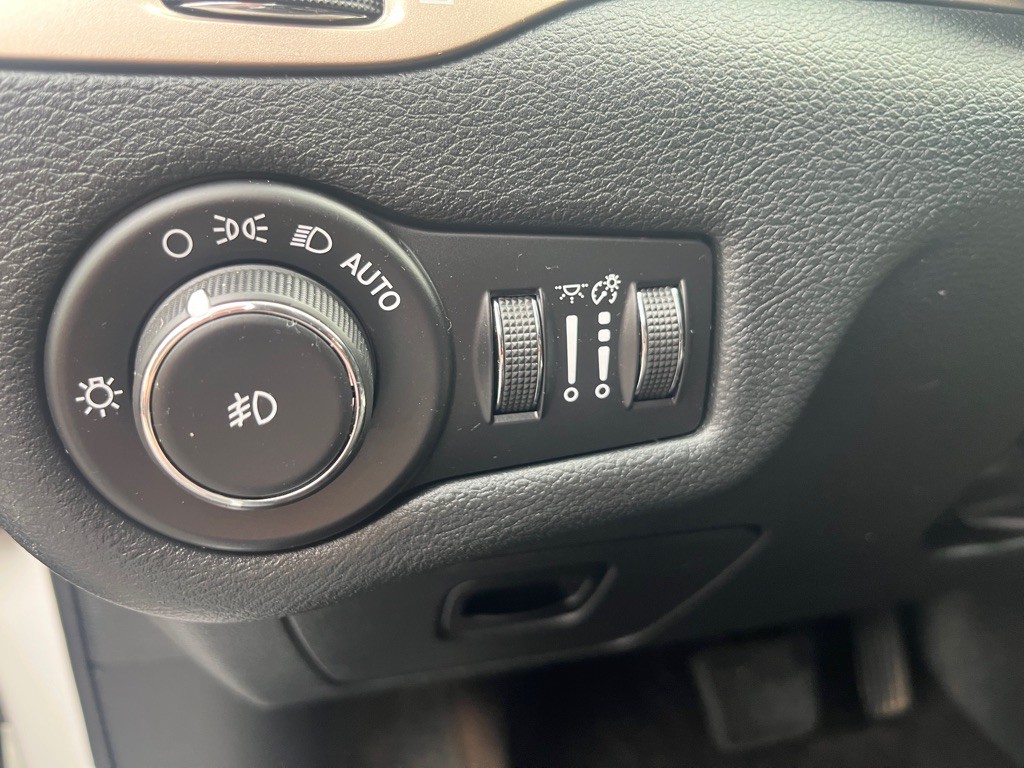 2016 Jeep Cherokee Image 18