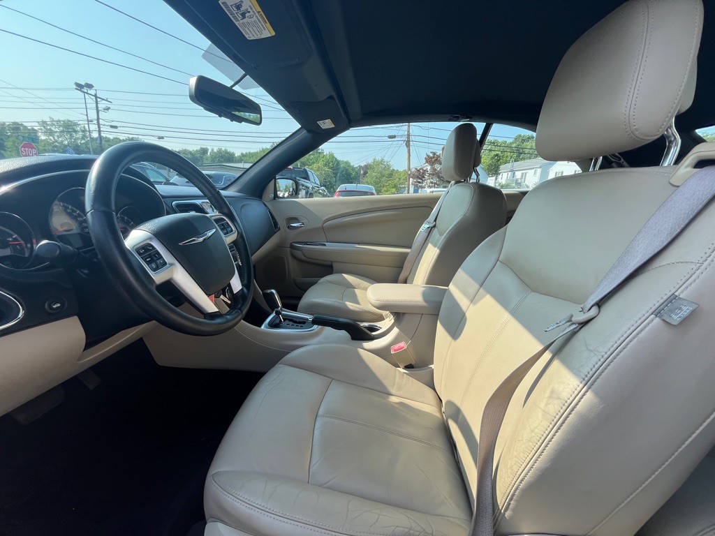 2012 Chrysler 200 Image 12
