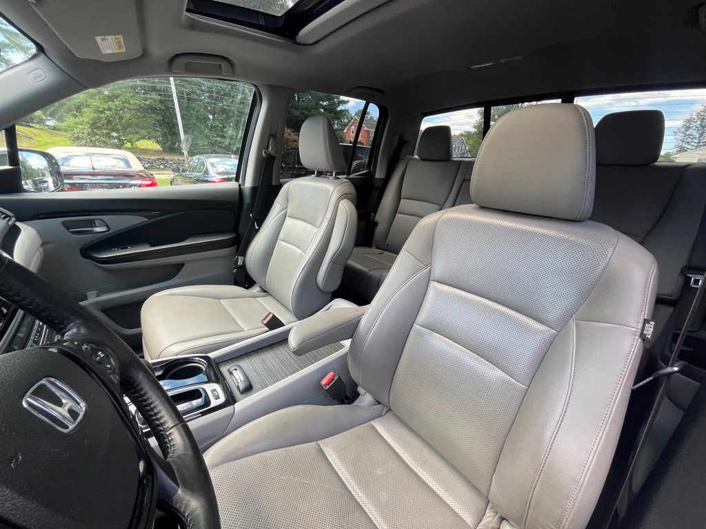 2017 Honda Ridgeline Image 16