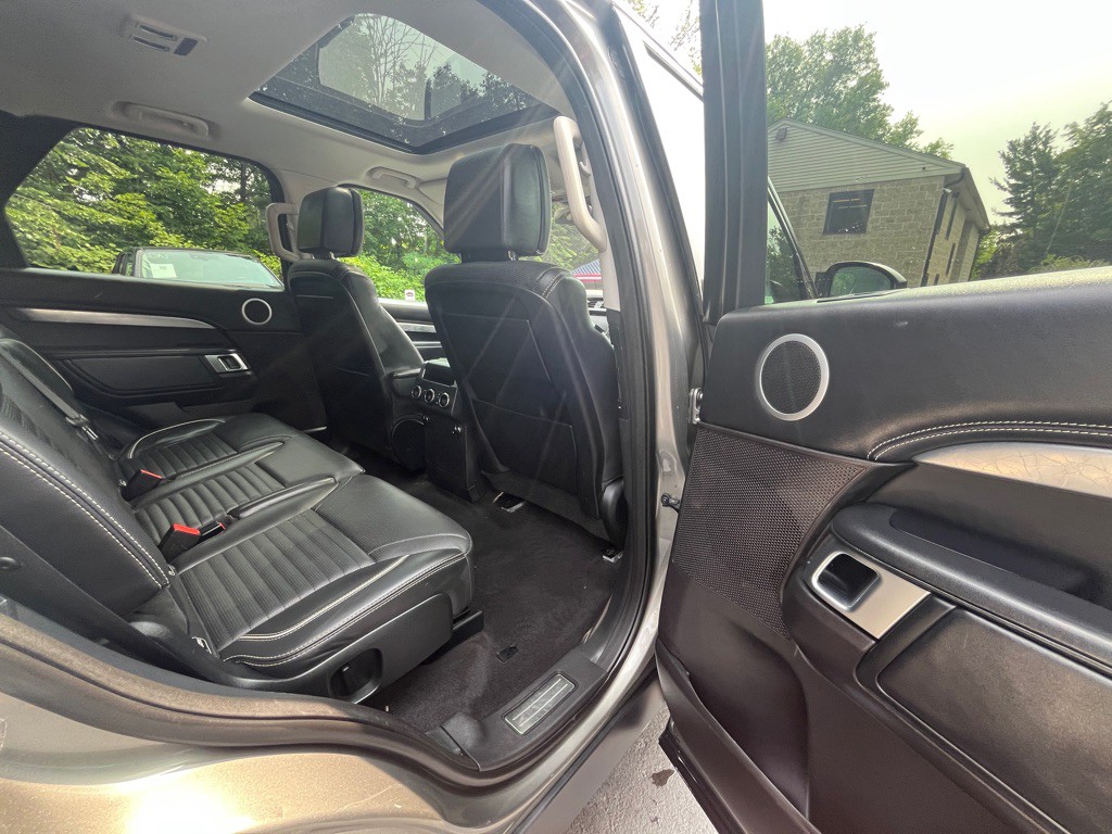2017 Land Rover Discovery Image 8