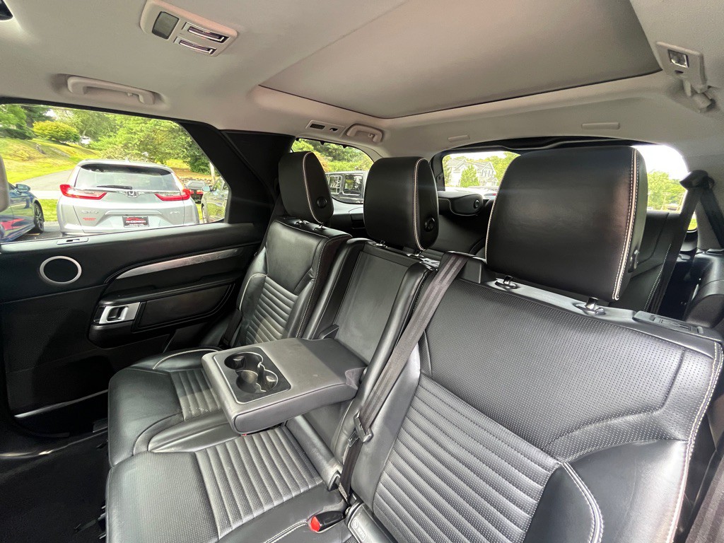 2017 Land Rover Discovery Image 16