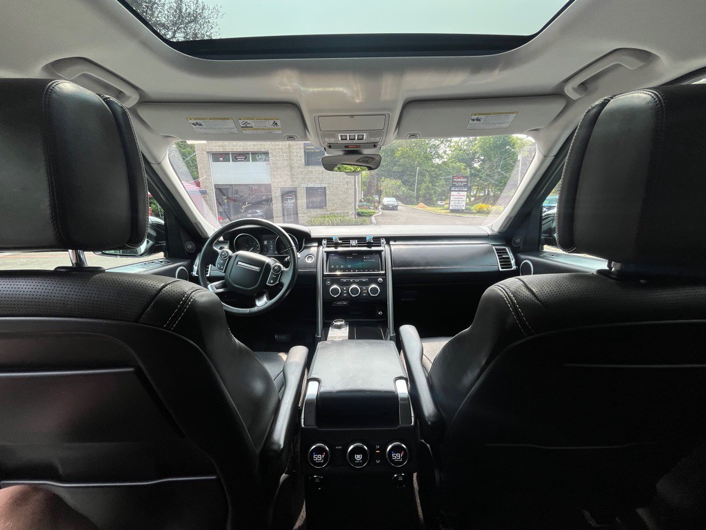 2017 Land Rover Discovery Image 17