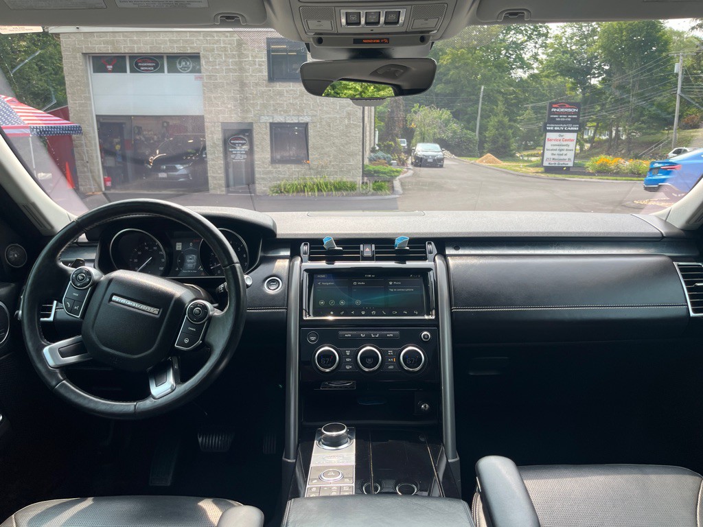2017 Land Rover Discovery Image 18