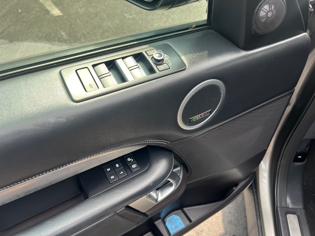 2017 Land Rover Discovery Image 23
