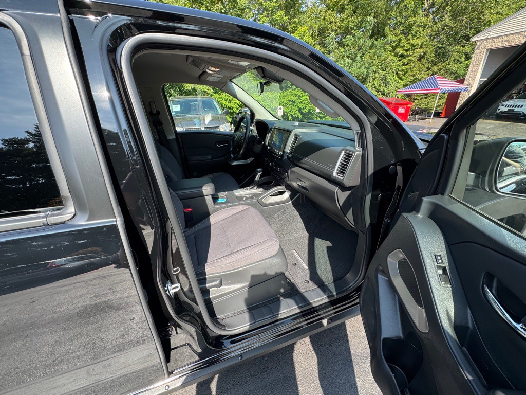 2024 Nissan Frontier Image 8