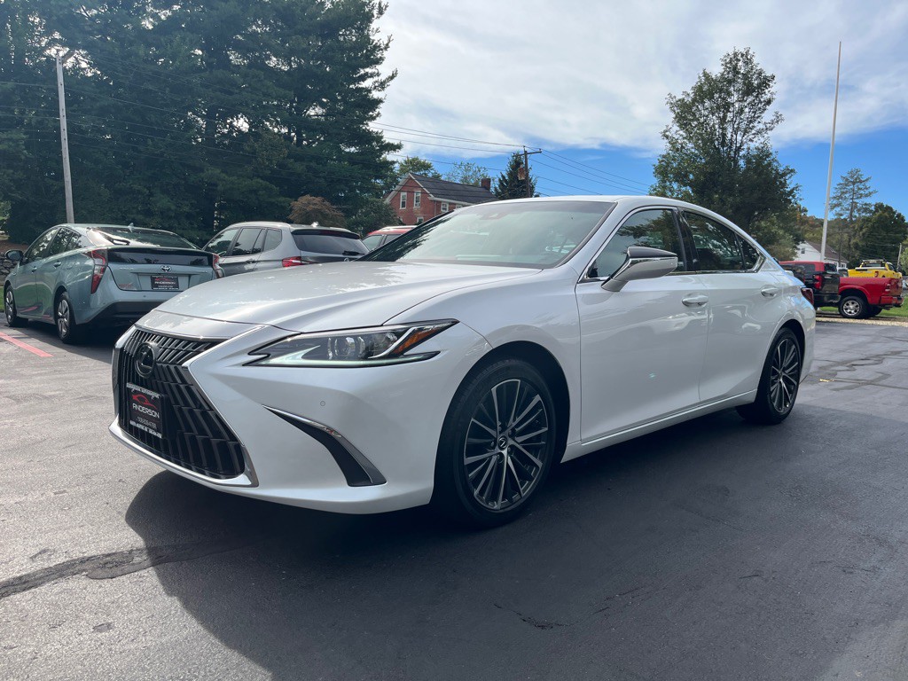 2022 Lexus ES Image 2
