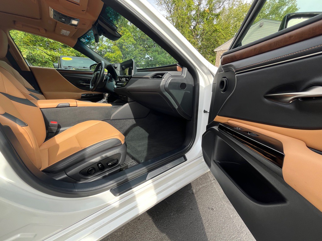 2022 Lexus ES Image 7