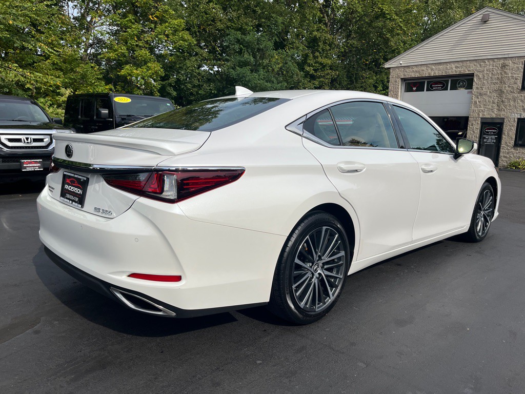 2022 Lexus ES Image 9