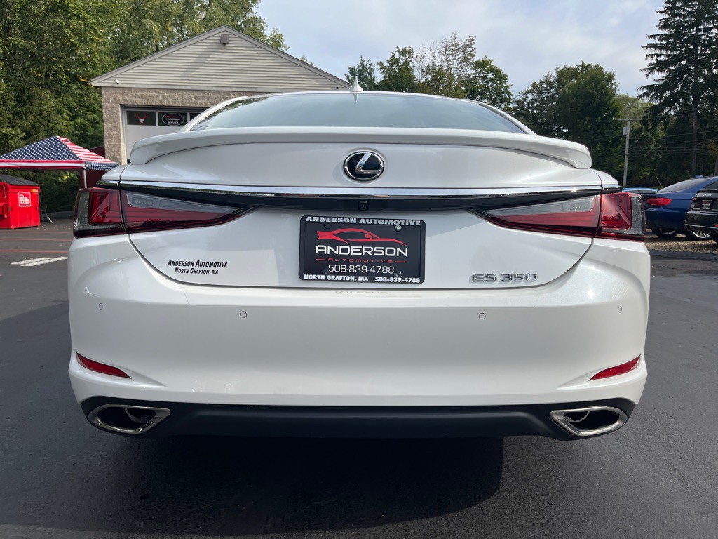 2022 Lexus ES Image 10