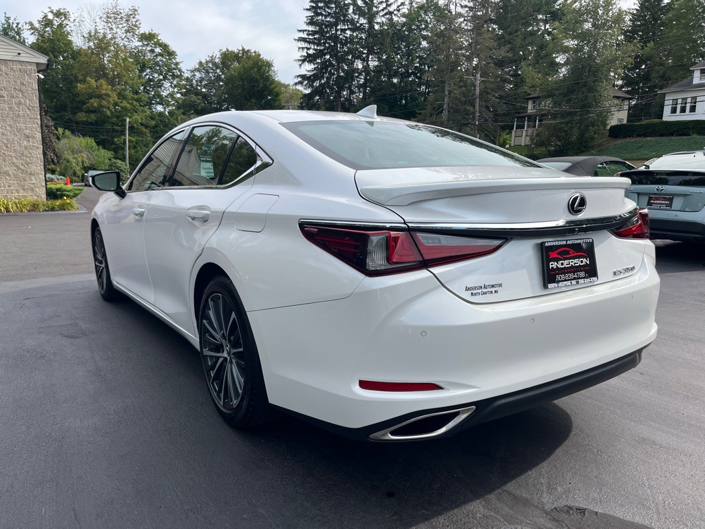 2022 Lexus ES Image 12