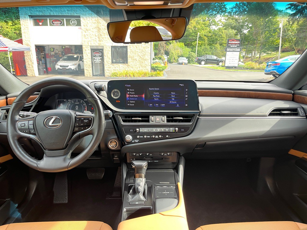 2022 Lexus ES Image 15