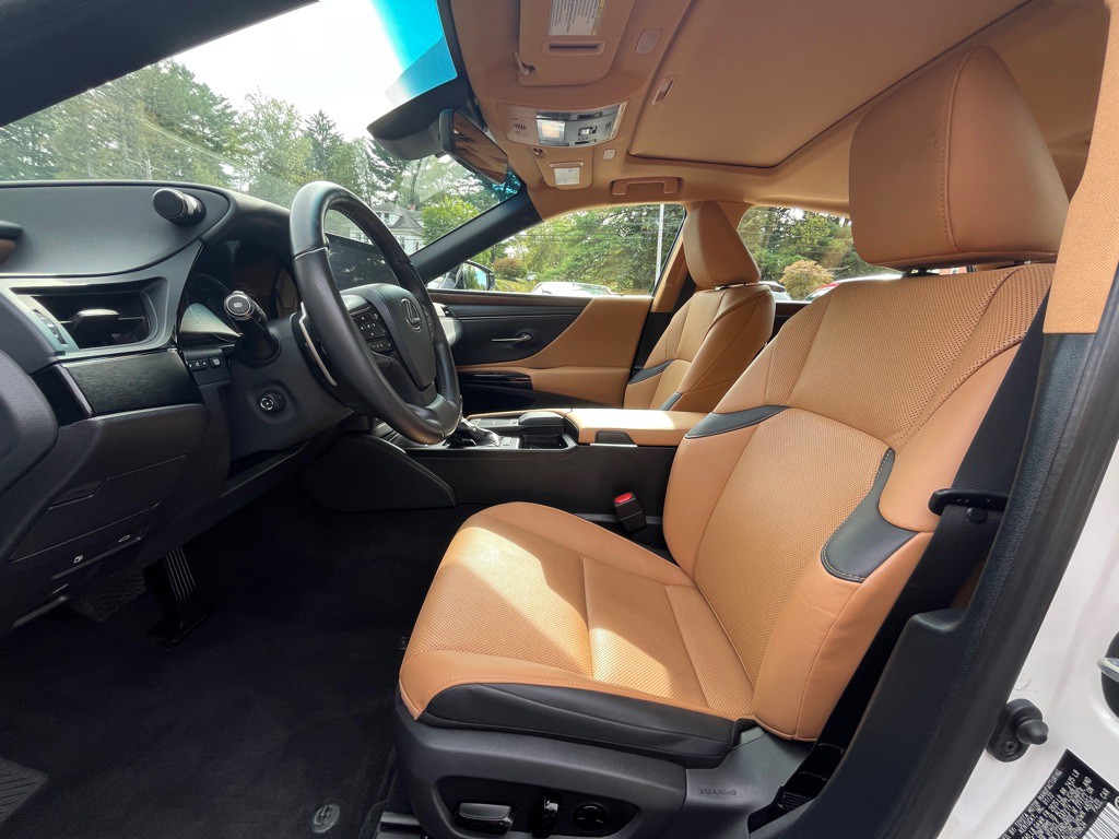 2022 Lexus ES Image 17