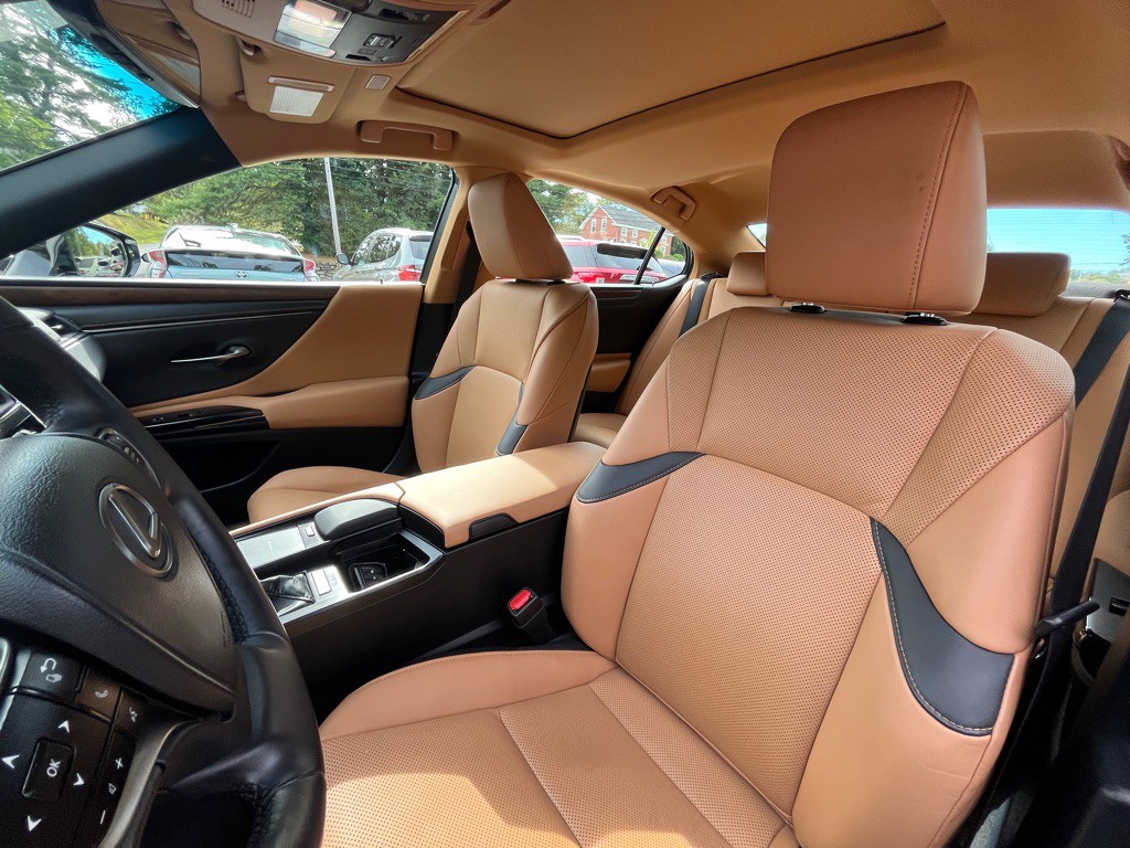 2022 Lexus ES Image 18