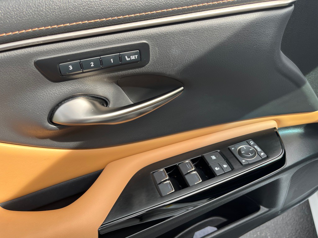 2022 Lexus ES Image 20