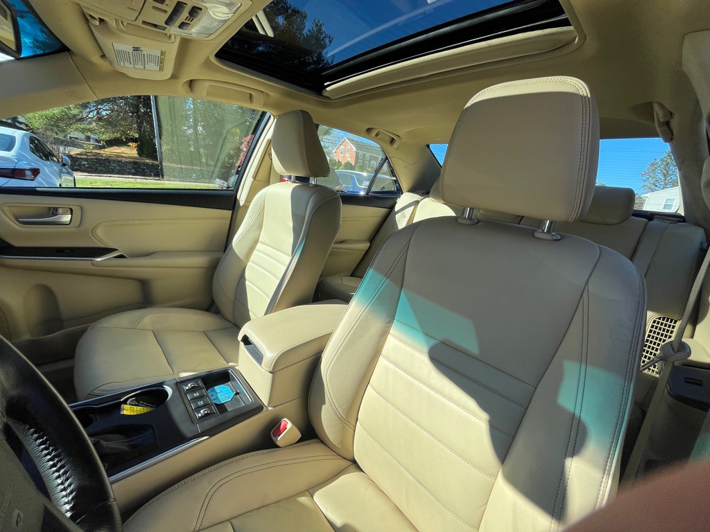 2015 Toyota Camry Image 16