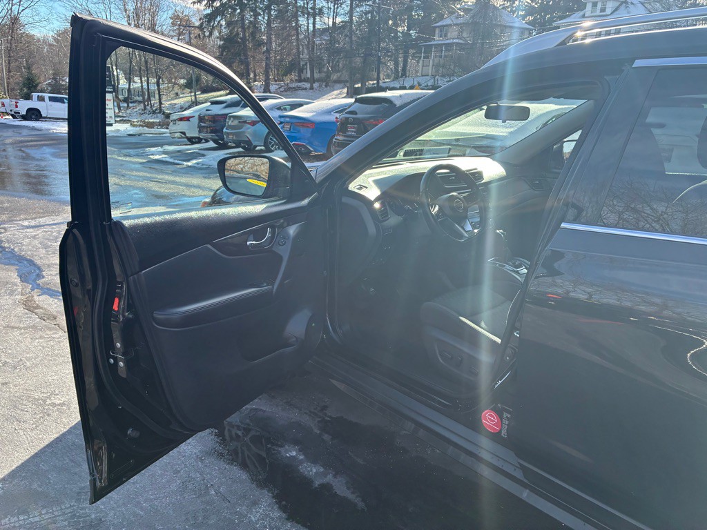 2018 Nissan Rogue Image 15