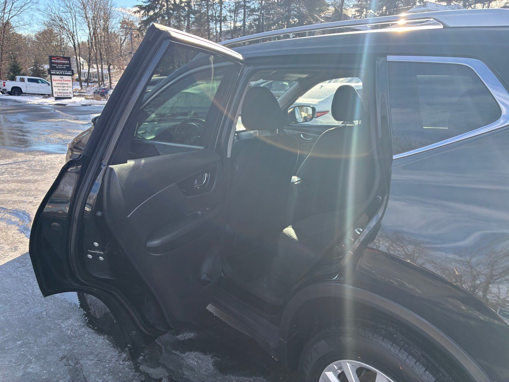 2018 Nissan Rogue Image 16