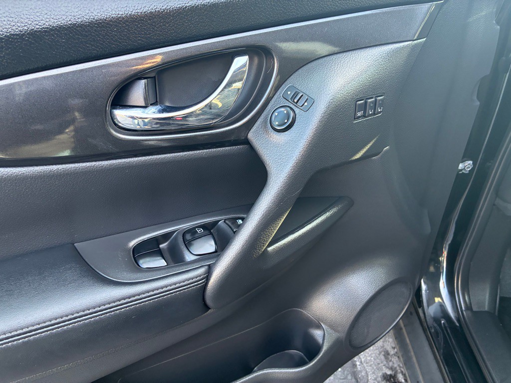 2018 Nissan Rogue Image 32